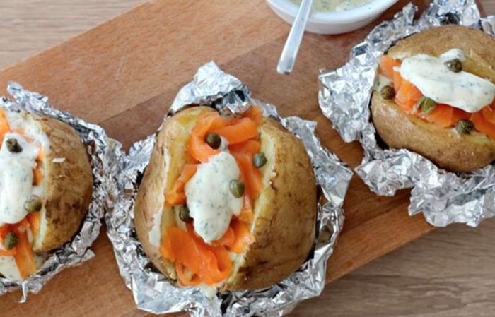 Запечёный картофель с форелью и сливочным соусом. \ Фото: pinterest.com. 7 нетривиальных блюд из рыбы, которые оценят и взрослые, и дети