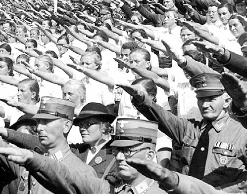 Чтобы открыть глаза на зверства нацизма, жителей Берлина в 1945 году специально возили на экскурсию в концлагеря...