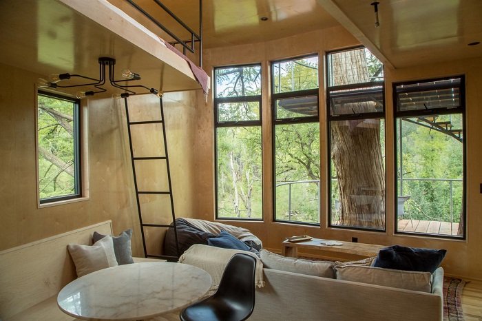 Уютная гостиная в необычном доме (Yoki Treehouse). Уютная гостиная в необычном доме (Yoki Treehouse).
