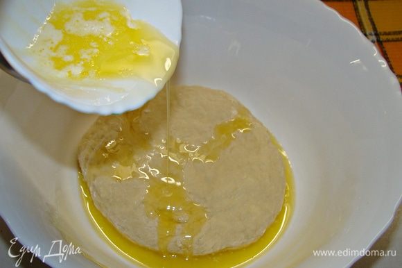 В замешанное тесто влить растопленное сливочное масло и хорошо вымесить. Поставить в теплое место примерно на час.