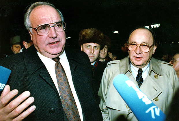 Гельмут Коль и Ганс-Дитрих Геншер на Красной площади (10 февраля 1990 года)