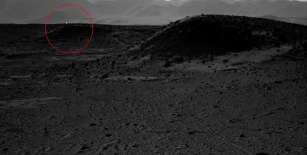 Загадочный блестящий объект на Марсе