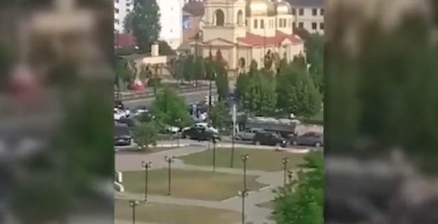 Десятки людей пришли на панихиду по жертвам нападения на храм в Грозном