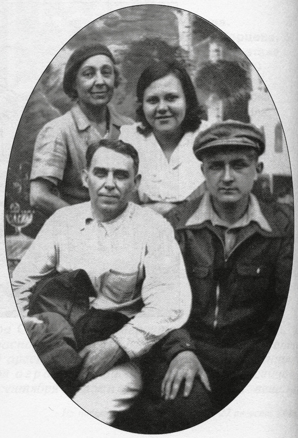 М.Цветаева, Мур, Л.Либединская, А.Кручёных, Кусково, 18 июня 1941 года М.Цветаева, Мур, Л.Либединская, А.Кручёных, Кусково, 18 июня 1941 года