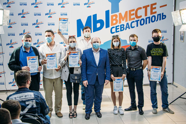 Врио губернатора Севастополя вручил благодарственные письма волонтерам
