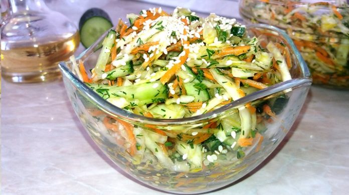 Бюджетный и вкусный салат из капусты