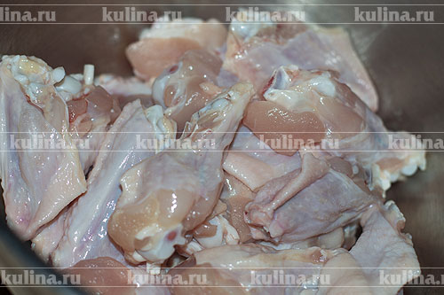 Куриные крылышки в имбирном соусе Крылья помыть, разрезать пополам, фаланги удалить, положить в миску.