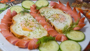 Фото к рецепту: Красивая и вкусная яичница-глазунья в хлебе с сосисками на сковороде. Пошаговый простой рецепт Фото к рецепту: Красивая и вкусная яичница-глазунья в хлебе с сосисками на сковороде. Пошаговый простой рецепт