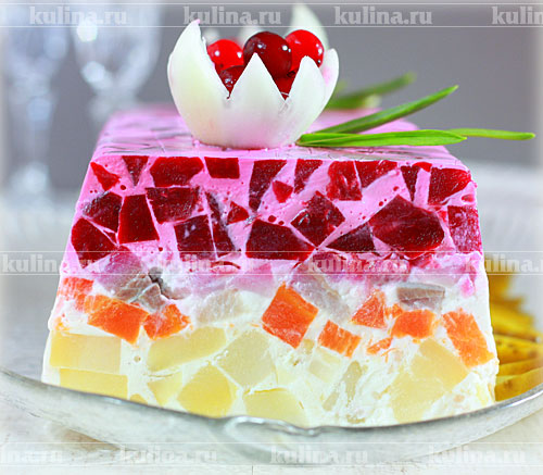 Селедка под шубой в желе Как желе застынет, перевернуть форму на любое плоское блюдо, снять пленку, украсить по желанию и подать к столу.
