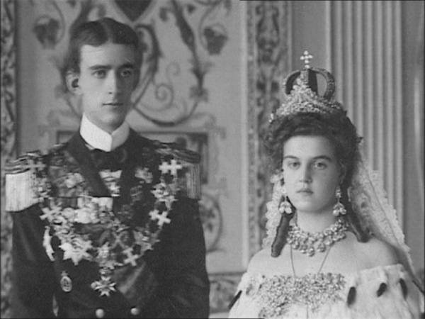 Мария Павловна, дочь великого князя Павла Александровича на свадебном фото (видны серьги-вишенки, диадема Елизаветы Алексеевны и утраченная венчальная корона).
