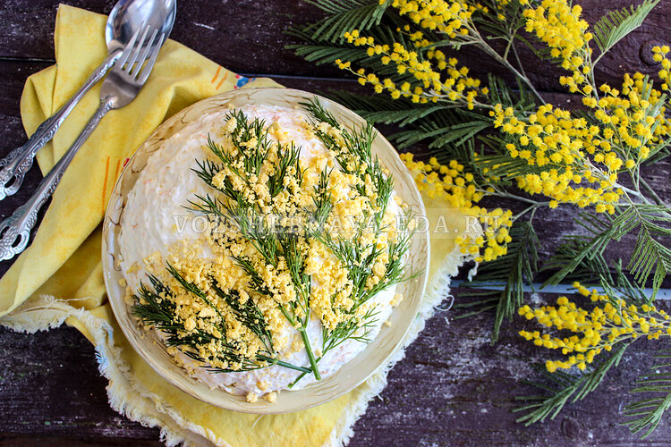 Салат «Мимоза» с яблоками и сыром