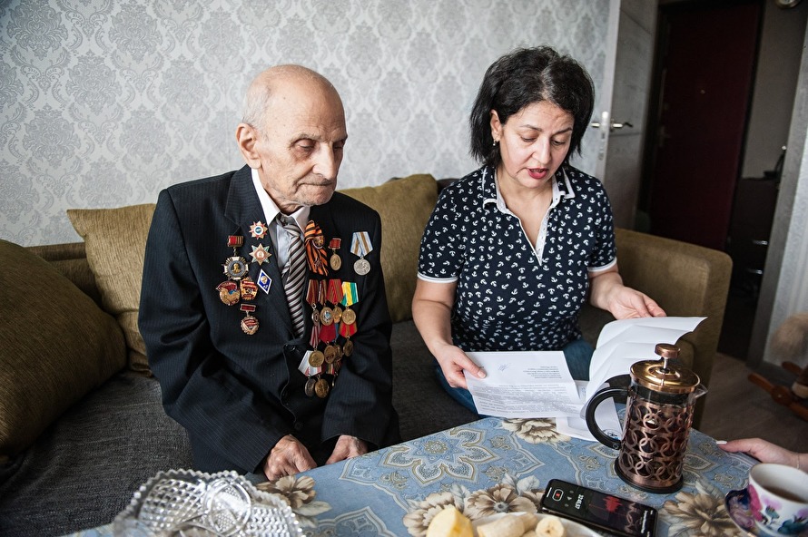 «Путин мне только открытки шлет». 94-летний ветеран из Москвы живет на кухне. Чиновники считают, что у него «40 лишних сантиметров» жилплощади