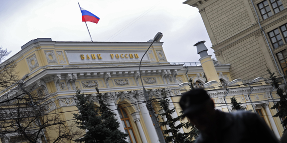 Центральный банк вынужден девальвировать рубль