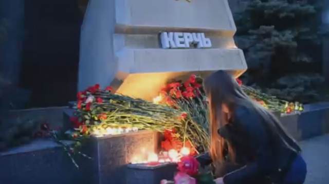 Россияне несут цветы к мемориалам и зажигают свечи после трагедии в Керчи