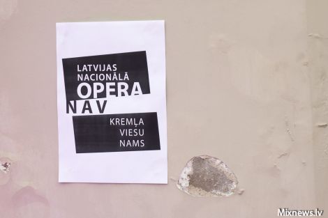 Лозунг на плакате: &laquo;ЛНО - не кремлевский дом гостей&raquo;