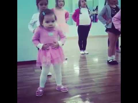 «То самое чувство когда ты круче всех»: малютка отожгла на уроке танцев!