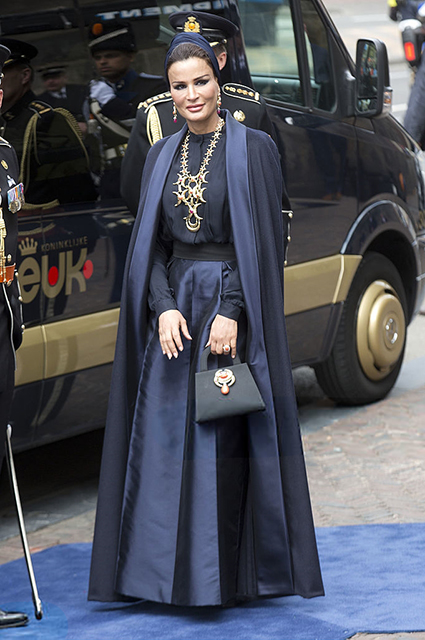 Шейха Моза в комплекте Valentino и украшениях David Webb Шейха Моза в комплекте Valentino и украшениях David Webb