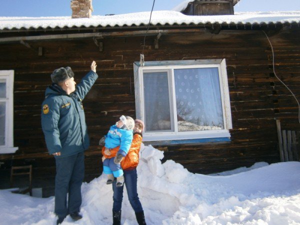 Денис Степанов спас двухлетнего малыша от лавины падающего с крыши дома снега Денис Степанов спас двухлетнего малыша от лавины падающего с крыши дома снега