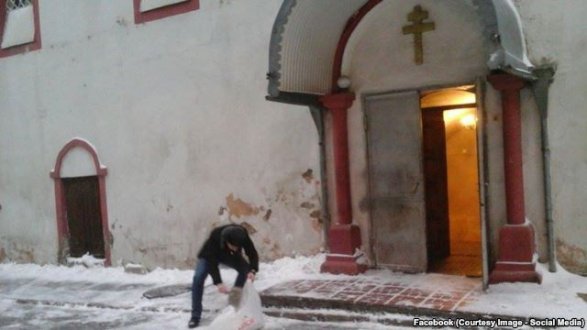 В Азербайджане мусульманская молодежь расчистила снег у христианского храма