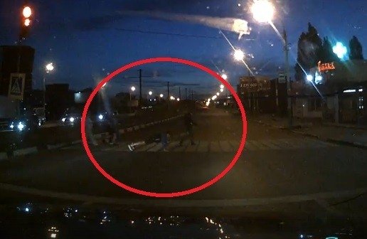 В Сети появилось видео, где житель Воронежа отжимается на пешеходном переходе