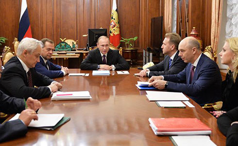 помощник президента РФ Андрей Белоусов, премьер-министр РФ Дмитрий Медведев, президент России Владимир Путин, первый вице-премьер РФ Игорь Шувалов, министр финансов РФ Антон Силуанов, председатель Счетной палаты РФ Татьяна Голикова (Фото: Алексей Дружинин/пресс-служба президента РФ/ТАСС) Юрий Болдырев: Горькое похмелье после инаугурации