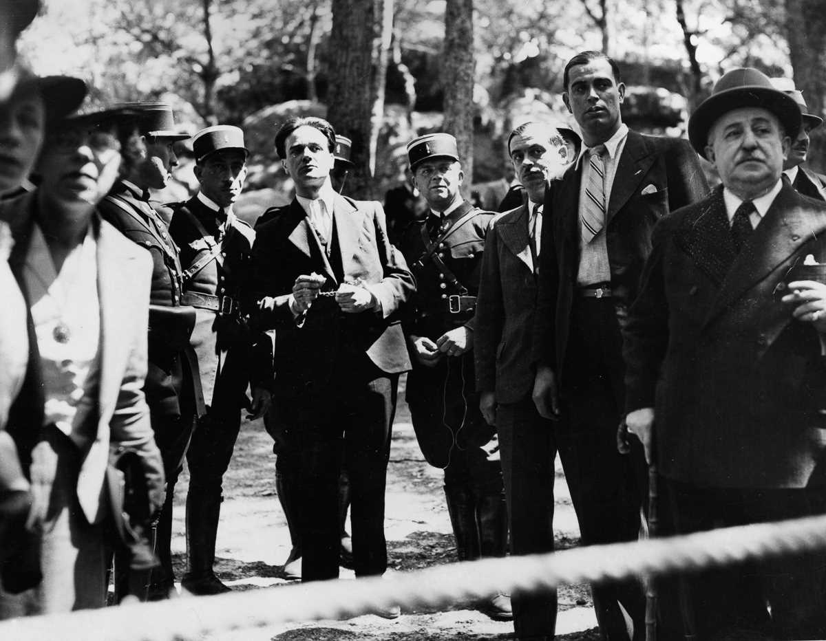 1939 год: последняя публичная казнь во Франции с помощью гильотины (10 фото) 1939 год: последняя публичная казнь во Франции с помощью гильотины (10 фото)