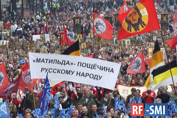 Иконы рядом с лозунгами против фильма «Матильда» Иконы рядом с лозунгами против фильма «Матильда»