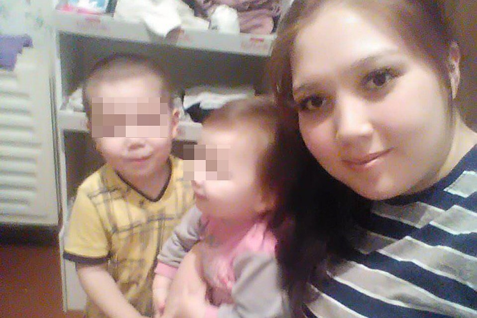 ÐадеÑÐ¶Ð°Ð½Ð½Ð°Ñ Ñ Ð´Ð¾Ñкой и ÑÑном. ÐалÑÑка, коÑоÑÑÑ Ð¾Ð½Ð° пÑодала, ÑÑÑ ÐµÑе в ÑÑÑобе маÑеÑи.