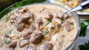 Фото к рецепту: Мясная подлива в луково-сметанном соусе. Фото к рецепту: Мясная подлива в луково-сметанном соусе.