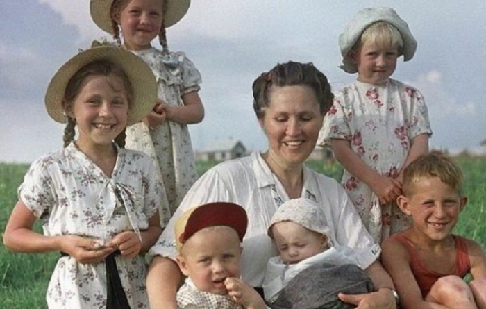 Доярка совхоза «Каясановский» с детьми. СССР, 1958 год. Доярка совхоза «Каясановский» с детьми. СССР, 1958 год.