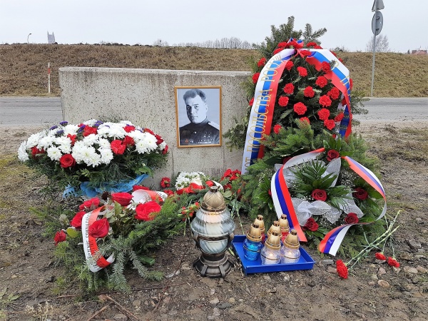 Мемориал из отбойника: в Польше почтили память генералу Черняховскому