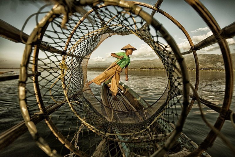 «Рыбак на озере Инле», первое место в номинации «До 20 лет» Siena Photo Awards, конкурс, красота, люди, фото, фотомир