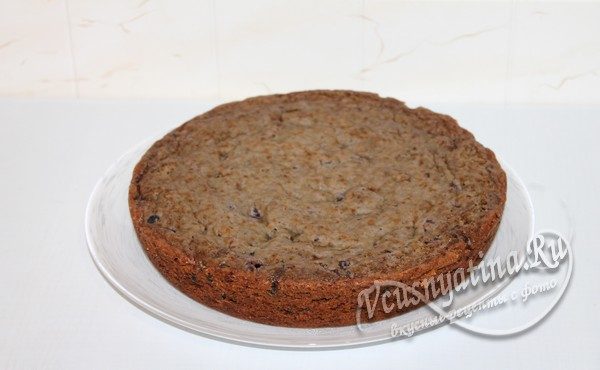готовый пирог на блюде