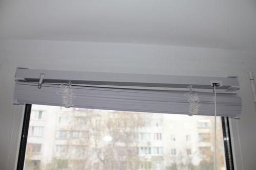 Установка жалюзи в крепления Установка жалюзи в крепления