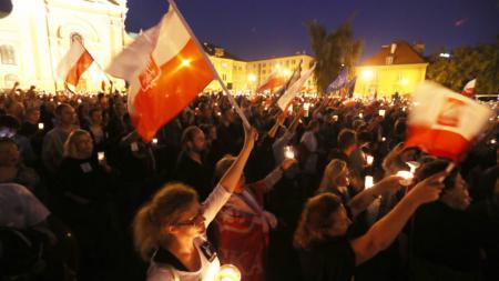 ЕвроСМИ: "В Польше - диктатура и возврат к коммунизму" ЕвроСМИ: "В Польше - диктатура и возврат к коммунизму"