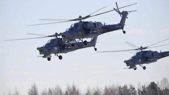 Ударные вертолеты Ми-28Н "Ночной охотник" над аэродромом Кубинка во время репетиции воздушной части парада Победы