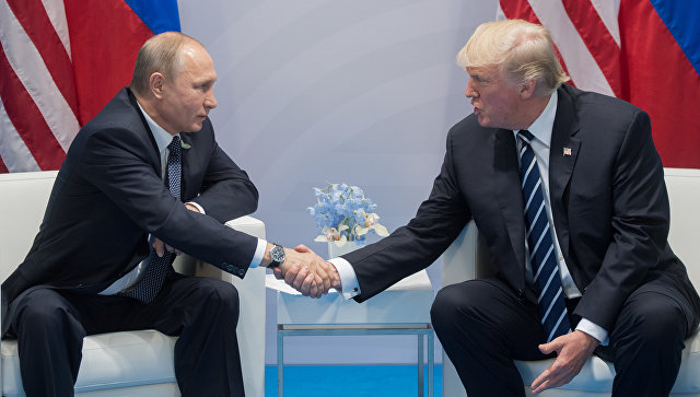 Опрос: в России стали лучше относиться к Трампу после его встречи с Путиным