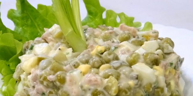 Салат с зелёным горошком и печенью трески