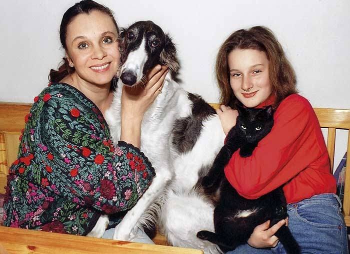 Актриса с дочерью Мариэттой | Фото: shkolazhizni.ru Неизвестная Любовь Полищук: непростые отношения с сыном, неудачи в кино, страх забвения