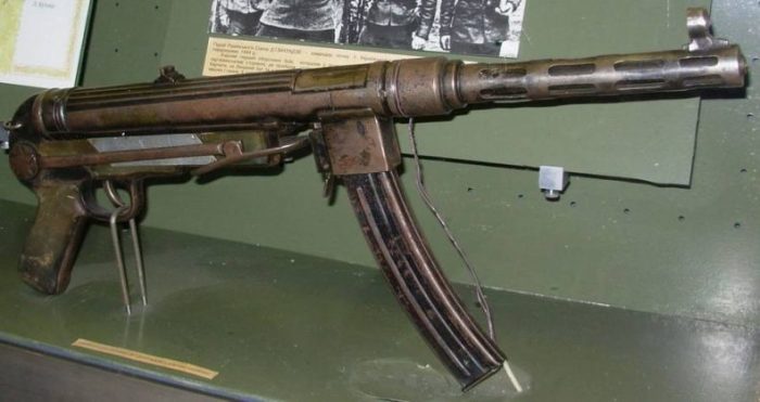 Партизанский ПП ТМ-44 объединил в себе черты отечественного и вражеского оружия. Партизанский ПП ТМ-44 объединил в себе черты отечественного и вражеского оружия.