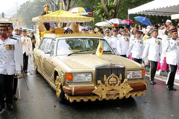 Золотой Rolls-Royce