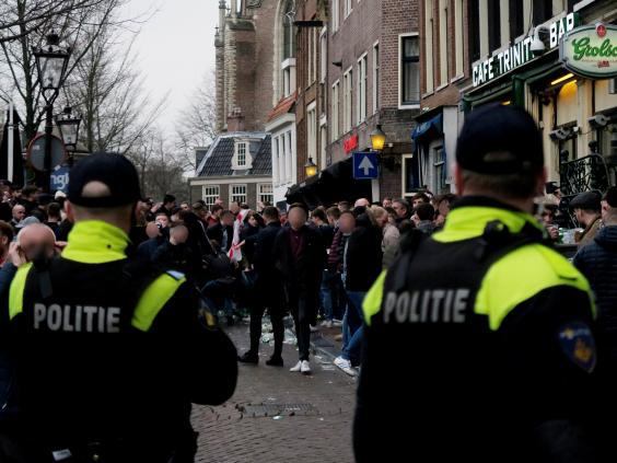 Английские футбольные фанаты попали под арест в Амстердаме