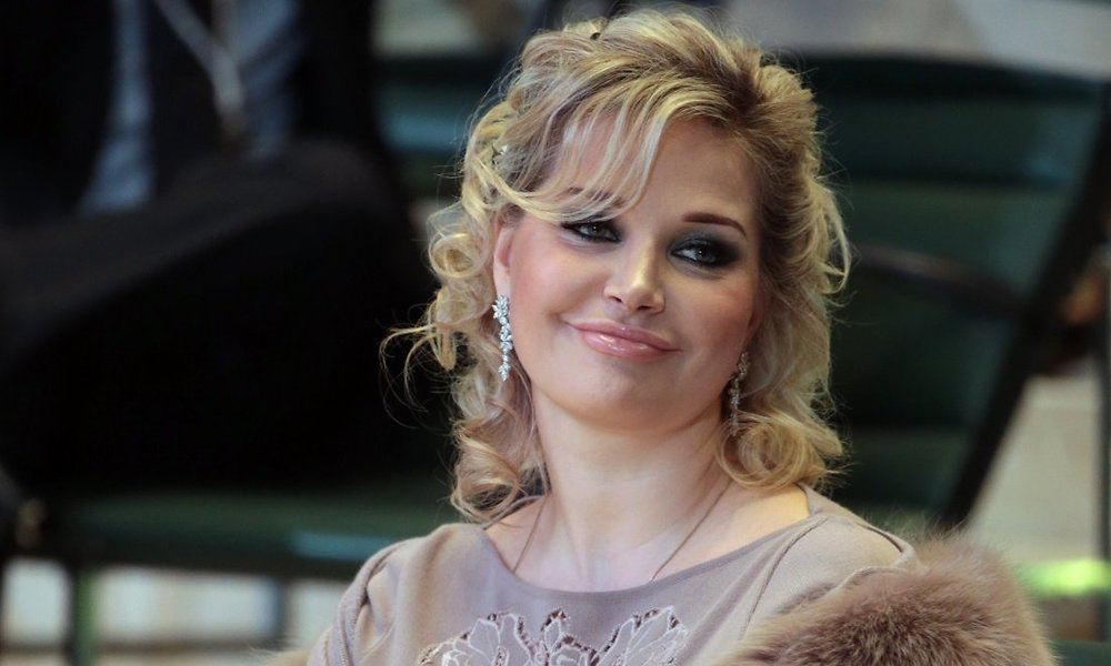 Разбитная вдовушка Максакова отжигает: прилюдно села на шпагат перед мужчиной (фото) Разбитная вдовушка Максакова отжигает: прилюдно села на шпагат перед мужчиной (фото)