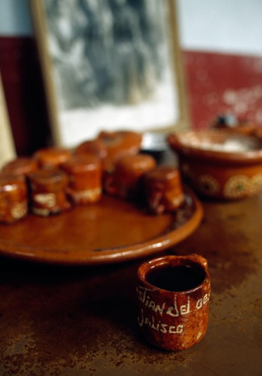 4. Кафе де Олла или кофе по-мексикански – очень вкусный и пряный кофейный напиток, в котором обязательно есть палочка корицы, а также сахар-сырец piloncillo. Напиток традиционно подается в глиняных горшках, для придания немного землистого вкуса. 
