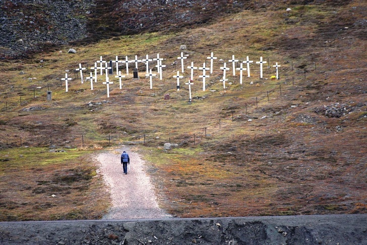 Как живут люди в самом северном городе мира, где нельзя разводить котиков и запрещено умирать