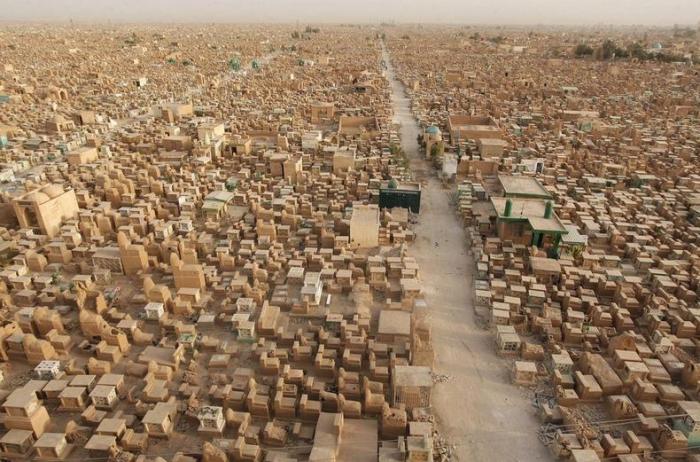 «Долина мира» – гигантское исламское кладбище кладбище, здесь, АнНаджаф, человек, также, миллионов, многих, могил, Ирака, УсСалаам, кладбища, усСалаам, пророка, ЮНЕСКО, метра, захоронения, среди, прятались, более, затем