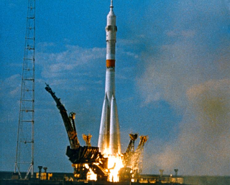 "Союз-Апполон": Рукопожатие на орбите 17 июля 1975 года "Союз-Апполон": Рукопожатие на орбите 17 июля 1975 года
