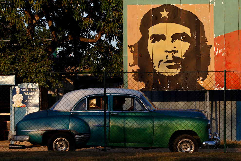 Ретро-автомобиль на фоне лидера революции Че Гевары в Гаване