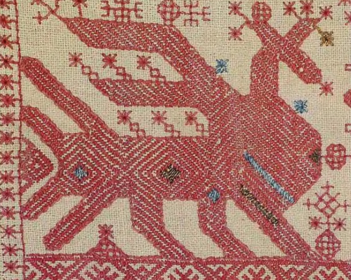 Оплечье женской рубахи. Архангельская губ. Начало XIXв. Холст, льняные и шелковые цветные нити, коклюшечное кружево. Вышивка: набор, роспись, гладь, крест. 36х27