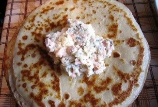 Блинные мешочки с жюльеном из красной рыбы
